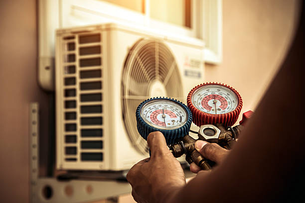 Professional Ductwork Repair technician working in Lansdowne, VA